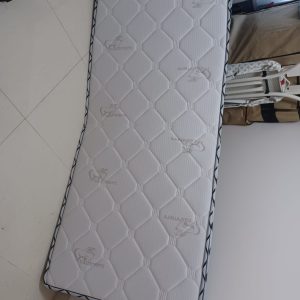 Folded mattress (70% new) Dimensions: 92cm (width) * 196cm (length) * 7cm (thickness)