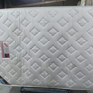 4.5-chi Mattress—Stained, Pilling (60% New) Dimensions: 138 cm (W) × 188 cm (L) × 20 cm (H)