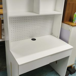 Shiny white computer desk (70% new) - Dimensions: 99cm (width) * 60cm (depth) * 174cm (height)