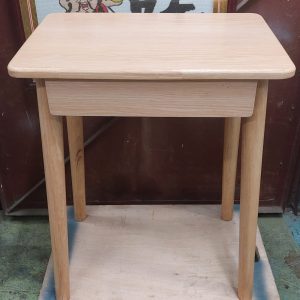 Two-foot solid wood desk (75% new) Dimensions: 60cm (width) * 40cm (depth) * 74cm (height)