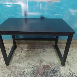 Four-foot iron-legged desk (70% new) Dimensions: 119cm (width) * 70cm (depth) * 74cm (height)