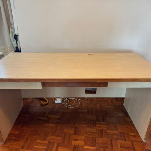 Solid wood desk/office table (65% new) Dimensions: 153cm (width) * 70cm (depth) * 77cm (height)