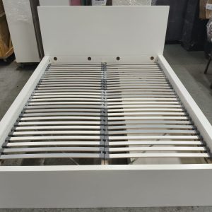 white 5-foot bed (75% new) Dimensions: 166cm (width) * 210cm (length) * 101cm (height) Internal dimensions: 152cm (width) * 201cm (length) * 38cm (height)