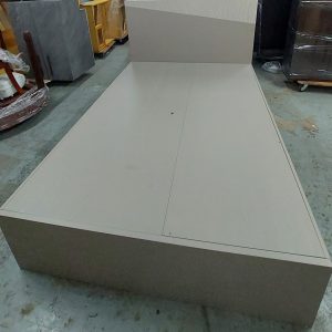 Custom-made 4.5-foot bed (85% new) Dimensions: 137cm (W) * 196cm (L) * 110cm (H) Internal dimensions: 137cm (W) * 193cm (L) * 40cm (H)