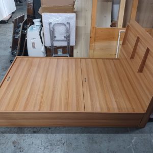 新靚四尺床(75%新) 尺寸: 126cm(寬)* 202cm(長)* 30-106cm(高)內126cm(寬)* 190cm(長)