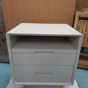 純白床頭櫃 (70% 新) 尺寸 50cm(寬)* 40cm(深)* 55cm(高)