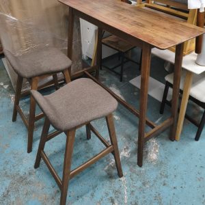 Southeast Asian solid wood bar stools (70% new) Dimensions: 120cm (width) * 46cm (depth) * 106cm (height) Table: 42cm (width) * 47cm (depth) * 84cm (height) Chairs x2