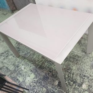 Glass hinged dining table (75% new) Dimensions: 122-183cm (width) * 80cm (depth) * 76cm (height)