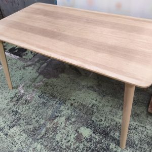 Solid wood dining table (70% new) Dimensions: 140cm (width) * 78cm (depth) * 74cm (height)