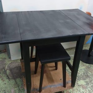 Refurbished solid wood dining table with two chairs- Dimensions: 78-119cm (width) * 78cm (depth) * 74cm (height)
