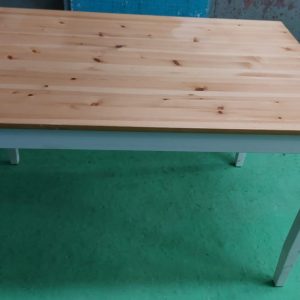 Solid wood dining table (70% new) Dimensions: 118cm (width) * 75cm (depth) * 75cm (height)