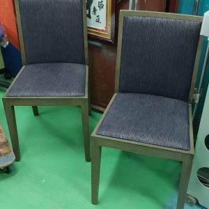 兩張特色實木餐椅 (70%新) 尺寸: 45cm(寬)* 49cm(深)* 88cm(高)