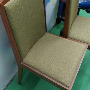 實木餐椅 (70%新) 尺寸: 45cm(寬)* 48cm(深)* 88cm(高)