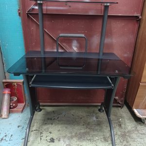 Glass computer desk (70% new) Dimensions: 90cm (width) * 61cm (depth) * 130cm (height)