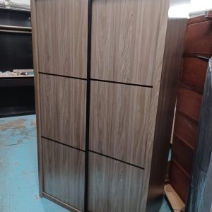 四尺趟門衣櫃(70%新) 尺寸: 122cm(寬)* 63cm(深)* 212cm(高)