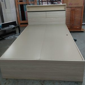 Beautiful 4.5-foot bed (75% new) Dimensions: 137cm (width) * 202cm (length) * 40-101cm (height) Inner dimensions: 137cm (width) * 191cm (length)