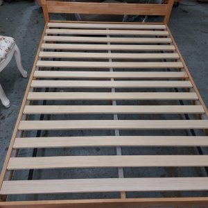 Solid wood 4.5-foot bed frame (75% new) Dimensions: 143cm (W) * 202cm (L) * 74cm (H) Internal dimensions: 140cm (W) * 196cm (L) * 32cm (H)