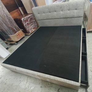 六尺大床 (70%新) 尺寸: 195cm(寬)* 214cm(長)* 110cm(高) 內 195cm(寬)* 204cm(長)* 30cm(高)