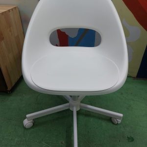 白色電腦椅(75%新) 尺寸: 61cm(寬)* 61cm(深)* 77cm(高)
