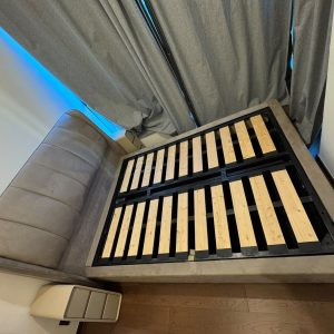 Fabric 5-foot Hydraulic Bed (75% New) Dimensions: 150-165cm (W) * 200-215cm (L) * 30-115cm (H)