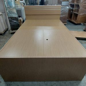 訂造四尺半高身床 (70%新) 尺寸: 138cm(寬)* 199cm(長)* 109cm(高) 內 138cm(寬)* 190cm(長)* 57cm(高)