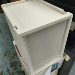 膠櫃桶 (75%新)- 尺寸: 30cm(寬)* 40cm(深)* 40cm(高)