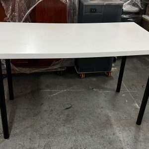 Desk (70% New) Dimensions: 121cm (W) * 61cm (D) * 74cm (H)