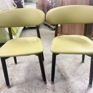 兩張實木餐椅(70%新)- 尺寸: 46cm(寬)* 48cm(深)* 80cm(高)