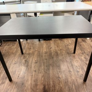 勁新鐵腳餐枱(80%新)- 尺寸: 110cm(寬)* 67cm(深)* 74cm(高)