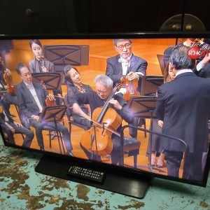 Samsung 40-inch Smart TV (60% New) Dimensions: 92cm (W) * 20cm (D) * 60cm (H)