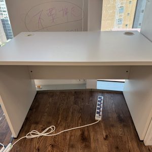 辦公室枱(70%新)- 尺寸: 110cm(寬)* 65cm(深)* 74.5cm(高)
